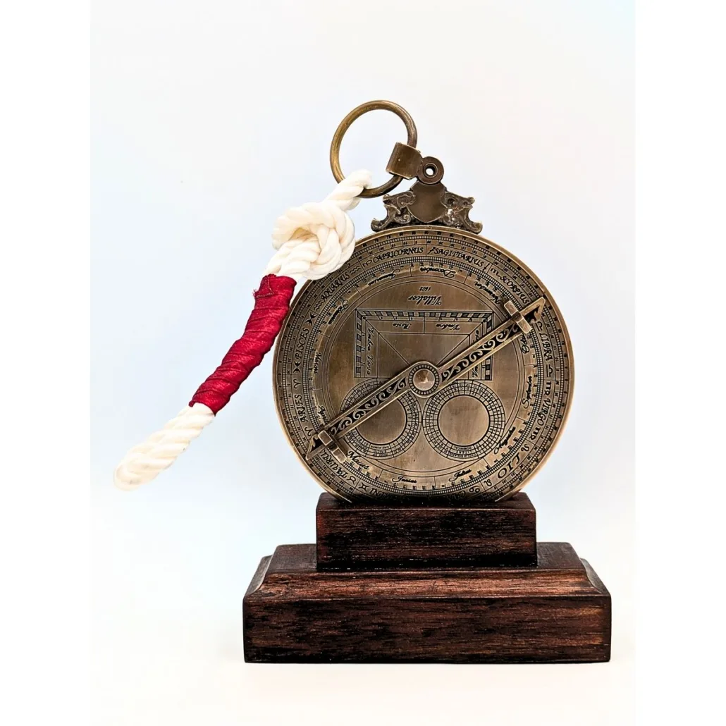 Astrolabe CO048 vu de face, avec ses graduations