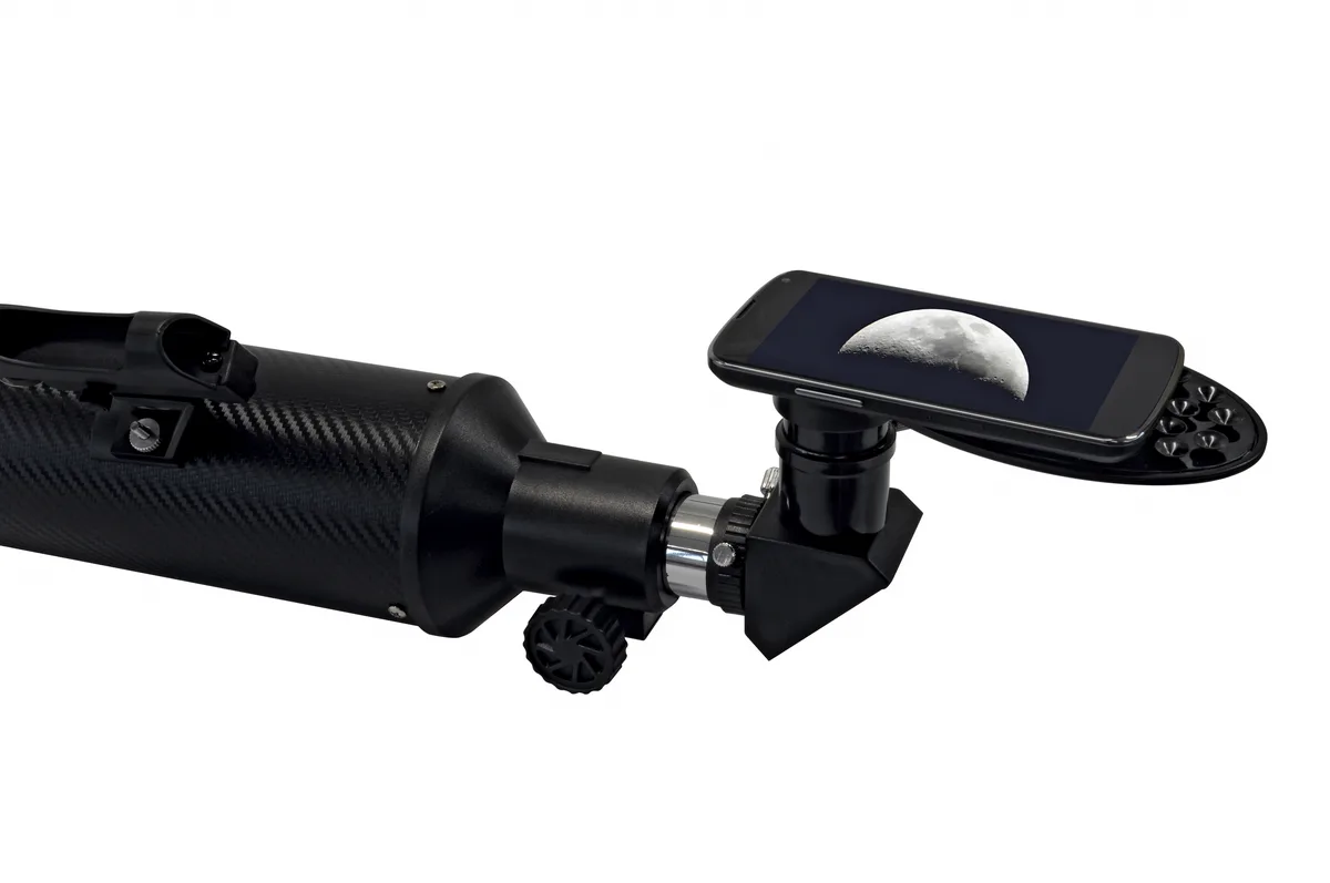 Détail de l'adaptateur pour smartphone fixé au renvoi coudé de la lunette Lyra, avec la Lune sur l'écran