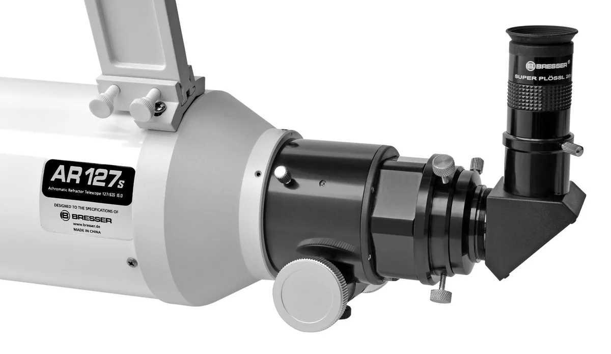 Gros plan sur le porte-oculaire Hexafoc et le renvoi coudé de la lunette Messier AR-127S