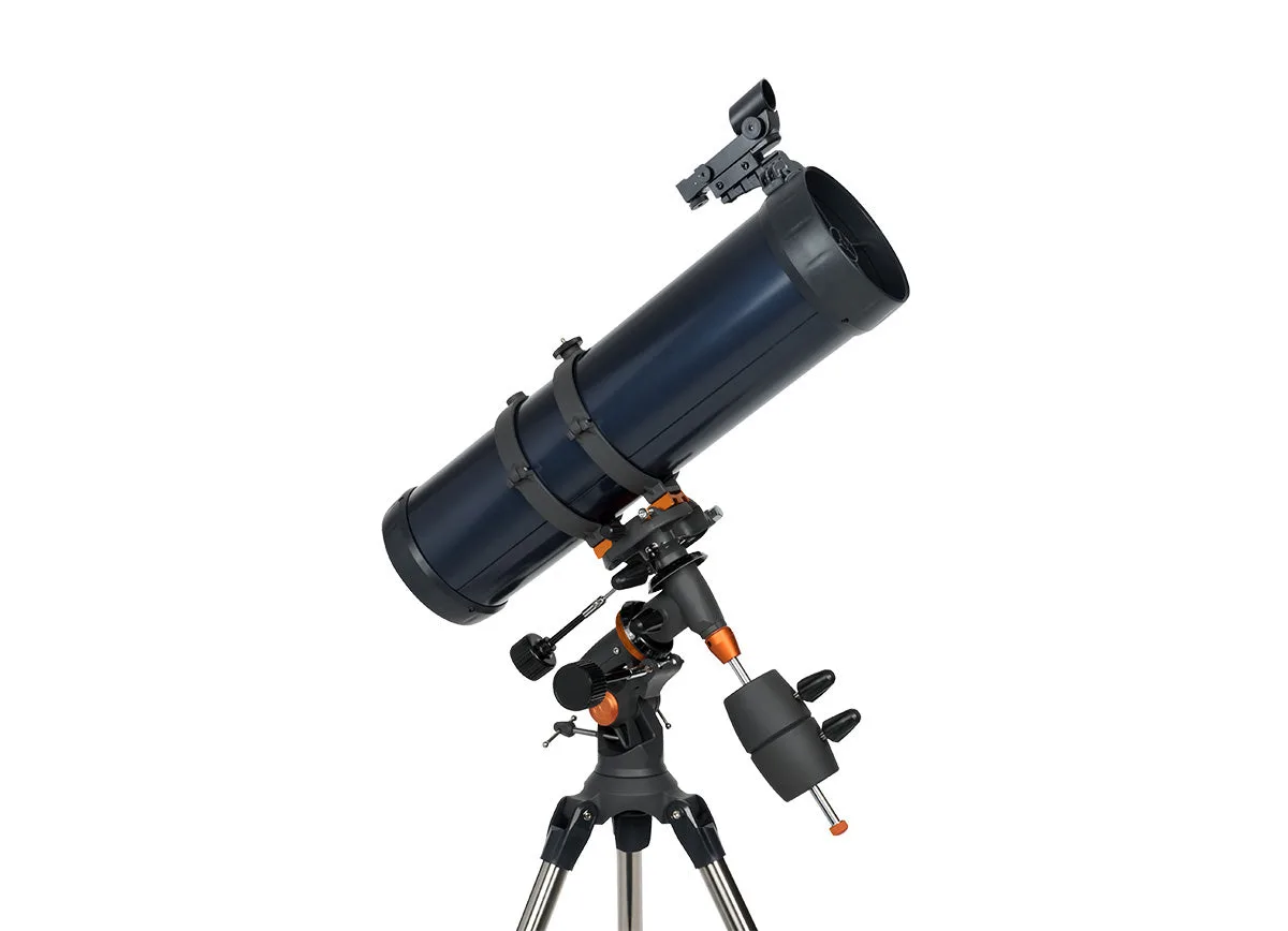 Vue arrière de l'AstroMaster 130EQ avec les molettes de réglage de la monture