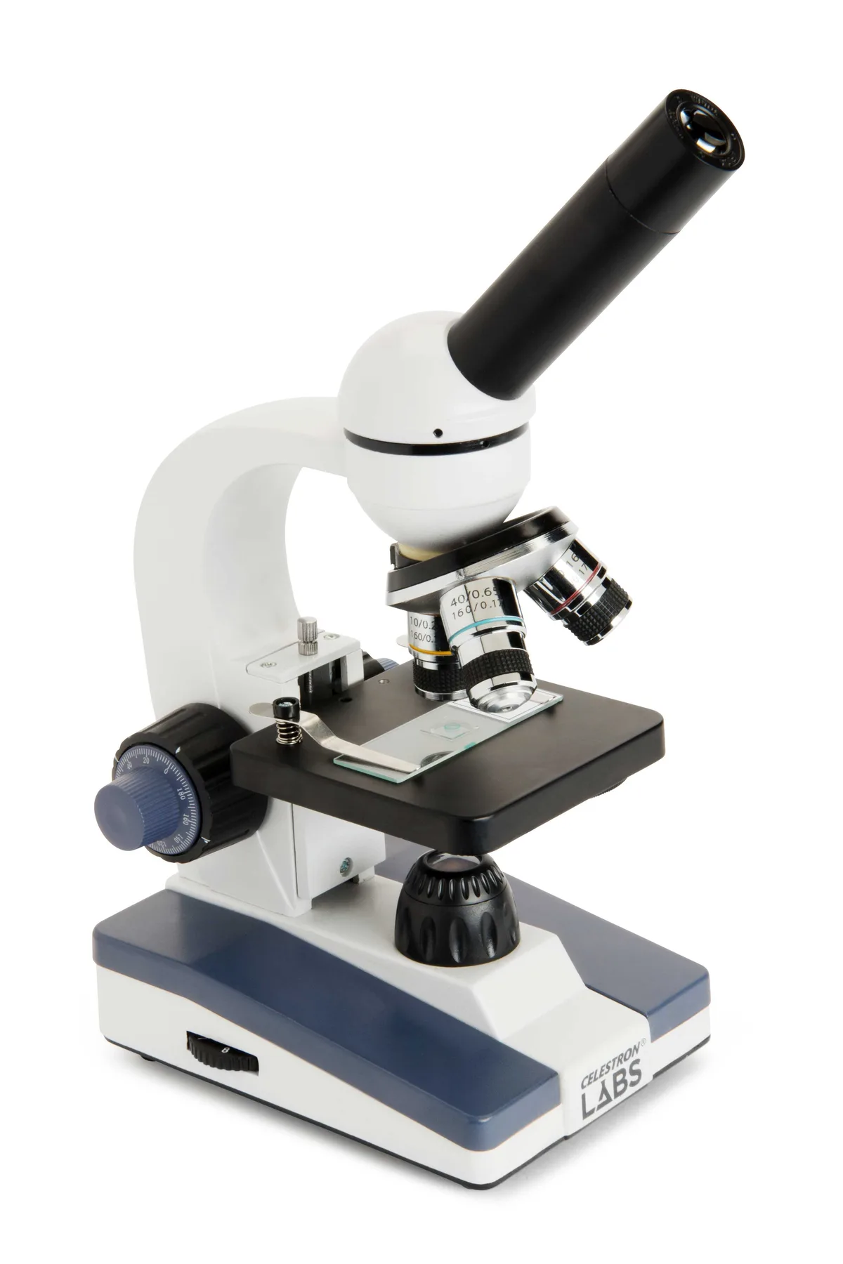 Microscope Celestron Labs CM1000C vu de côté avec sa molette de mise au point et son socle bleu