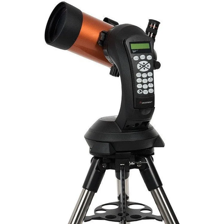 Télescope Celestron NexStar 4SE orange sur sa monture à fourche et son trépied