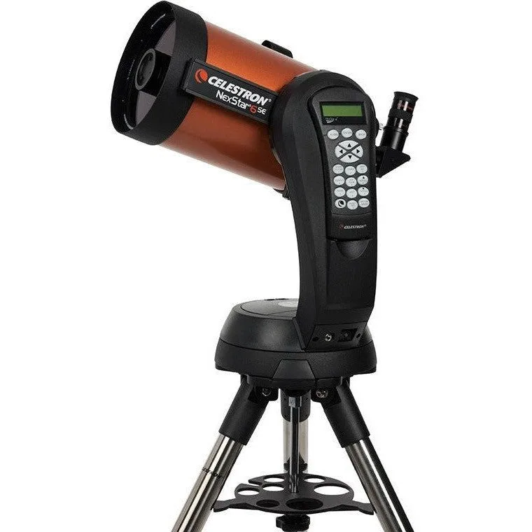 Télescope Celestron NexStar 6SE orange sur sa monture à fourche et son trépied, avec raquette de commande