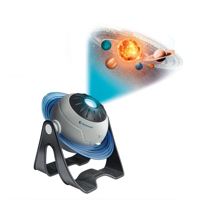 Projecteur Clementoni gris incliné sur son support noir projetant un faisceau bleu avec les planètes