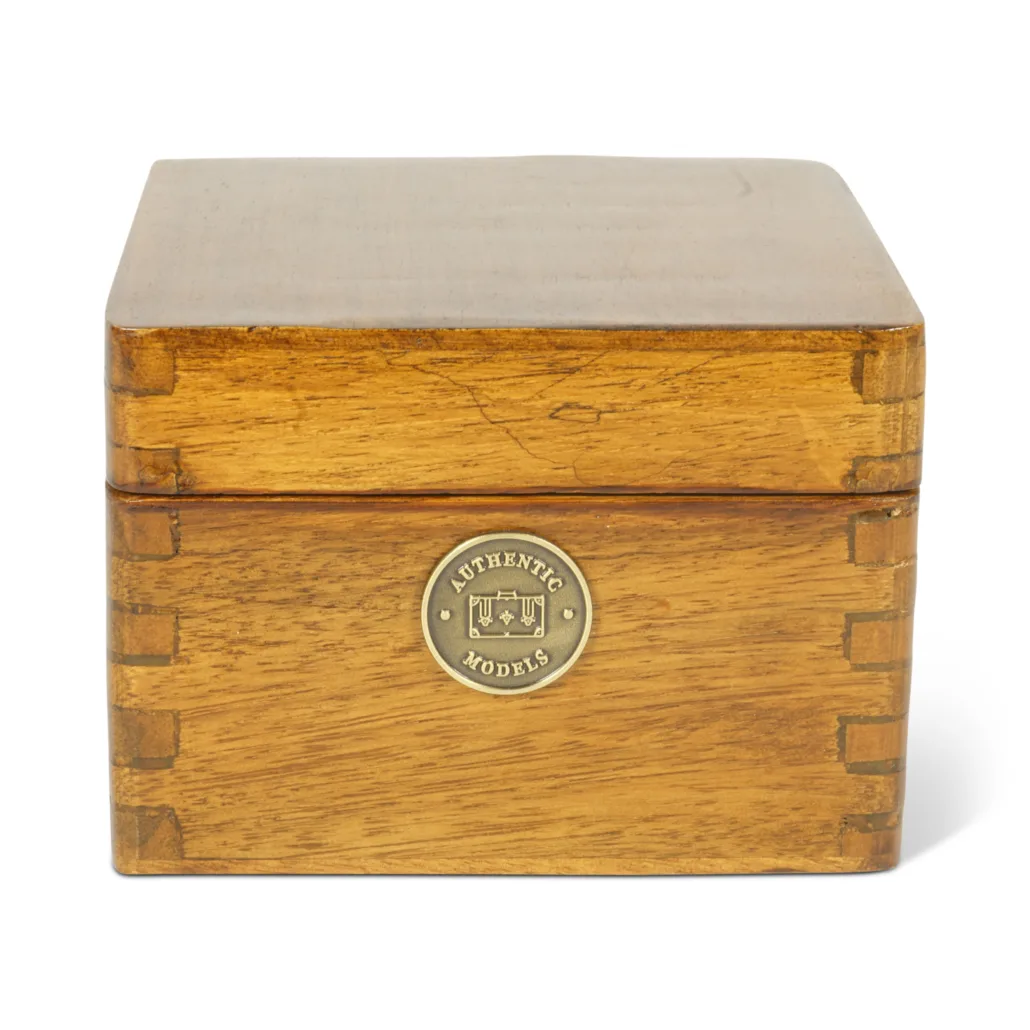 Coffret fermé du compas de chaloupe CO015, avec le médaillon Authentic Models