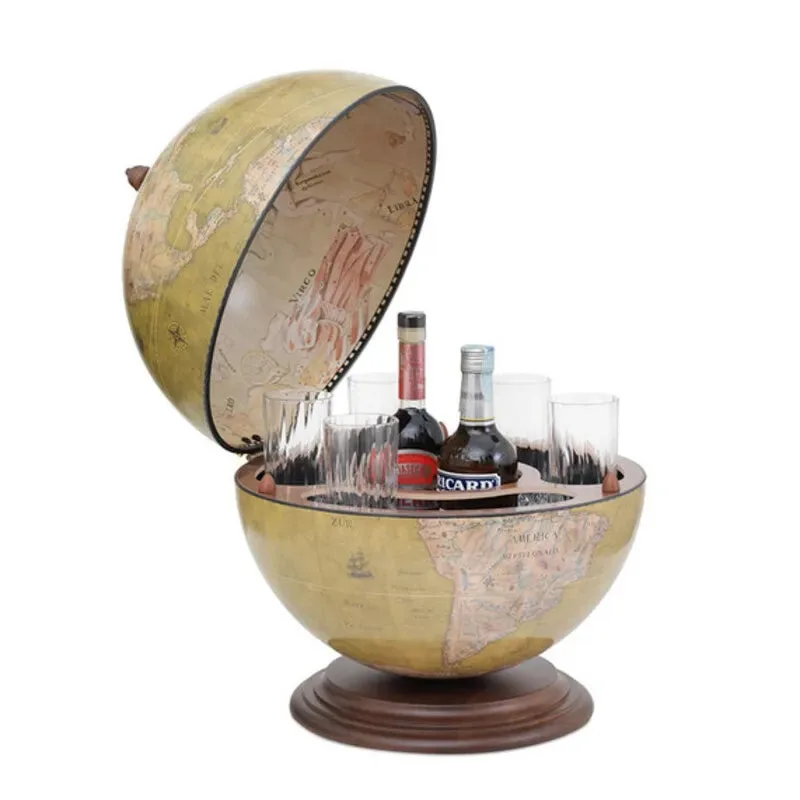 Globe bar Zoffoli Giove en coloris Verde Oliva, ouvert sur trois bouteilles et des verres