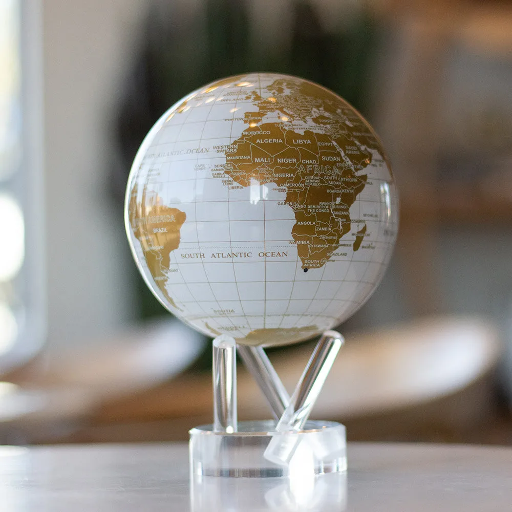 Globe Mova Blanc perle et or, océans blancs et continents dorés, sur un support acrylique