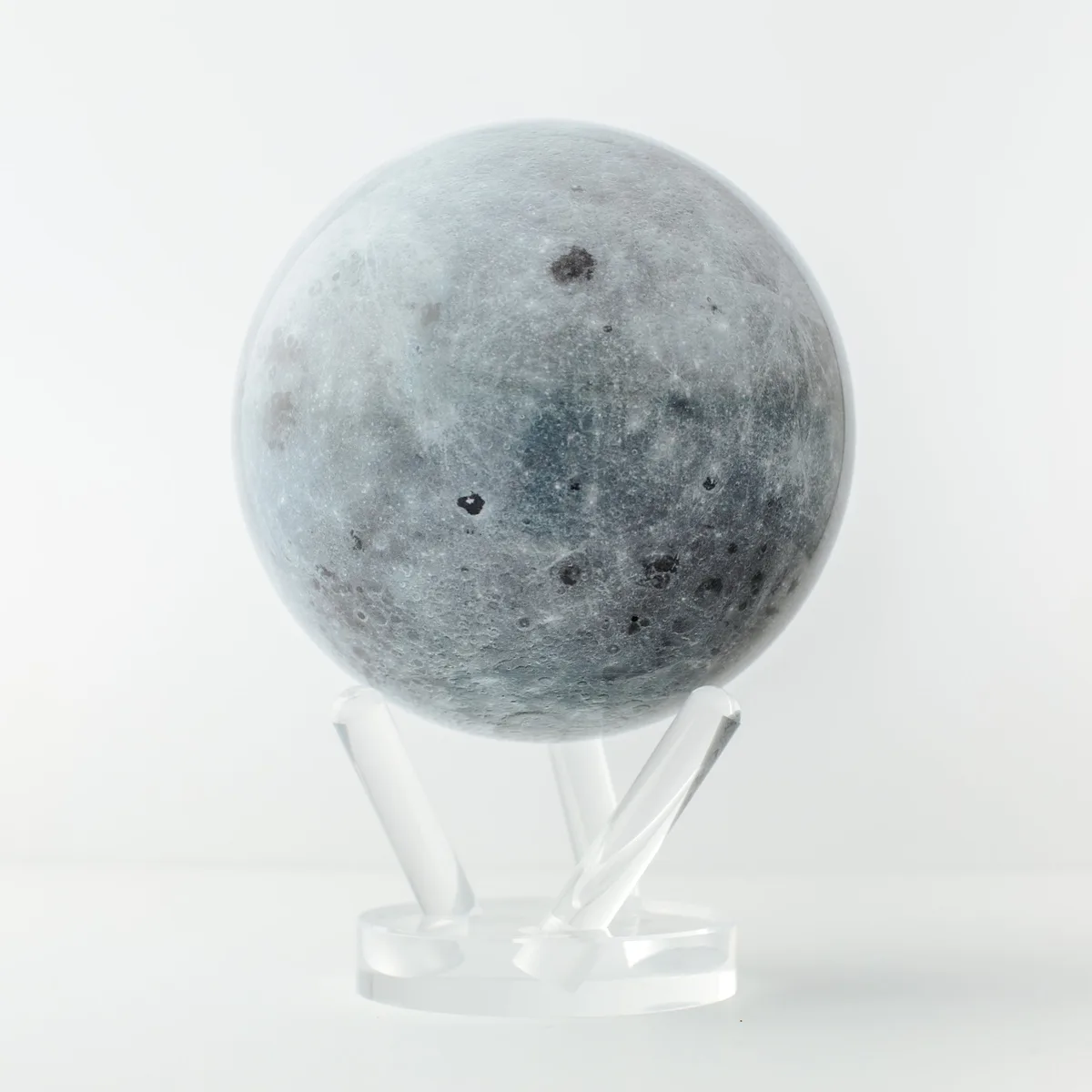 Globe Mova Lune, sphère grise aux cratères sombres sur un support acrylique transparent