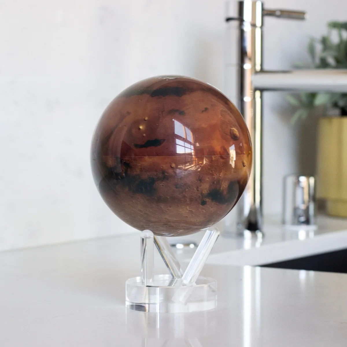 Globe Mova Mars sur une table dans une pièce lumineuse
