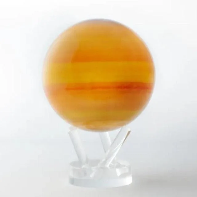 Globe Mova Saturne aux stries jaunes et orange sur un support acrylique transparent