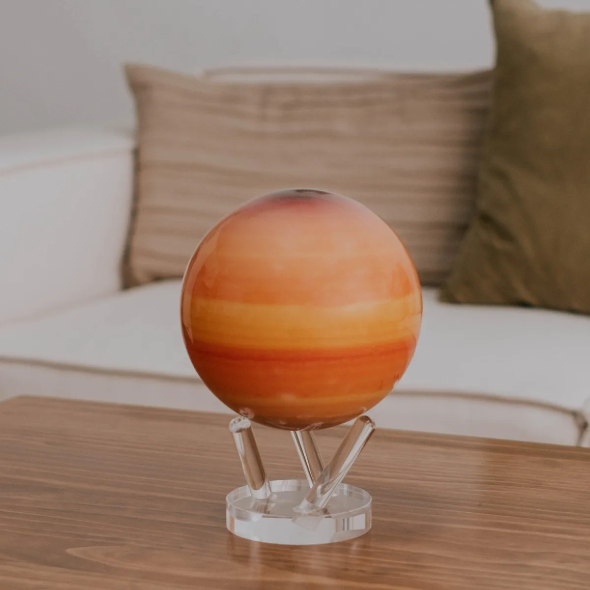 Globe Mova Saturne posé sur un canapé dans un salon clair