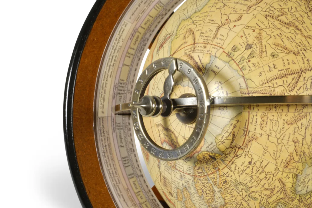 Détail de la sphère du globe Navigator's avec le méridien gradué et un anneau de laiton