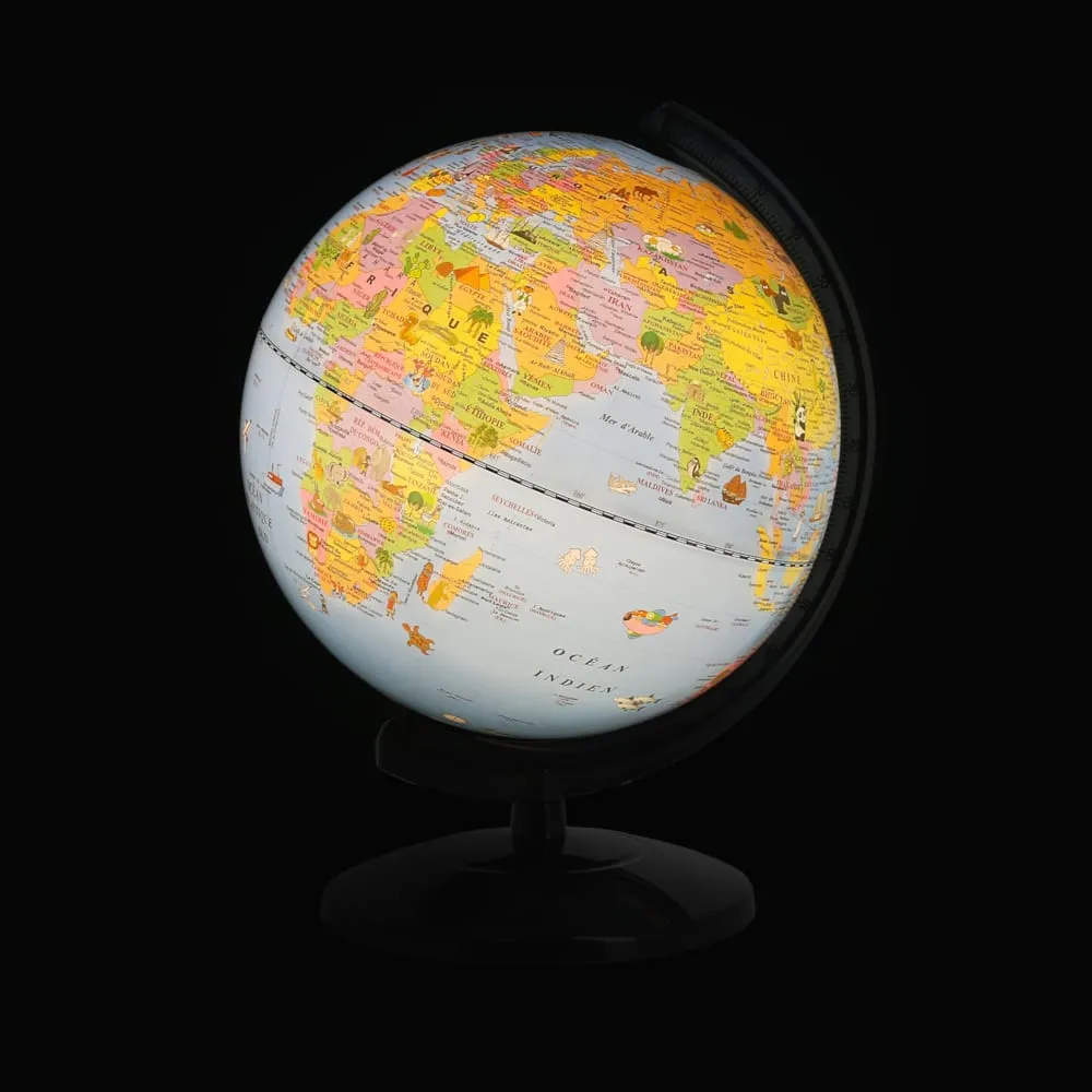 Globe lumineux des animaux allumé dans le noir, vue de nuit