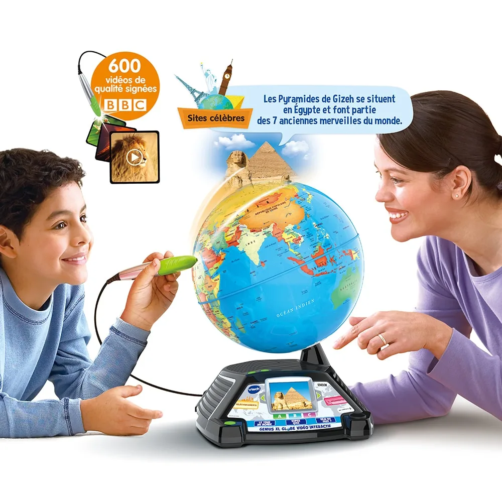 Enfant et adulte utilisant le globe VTech Genius XL avec son stylo