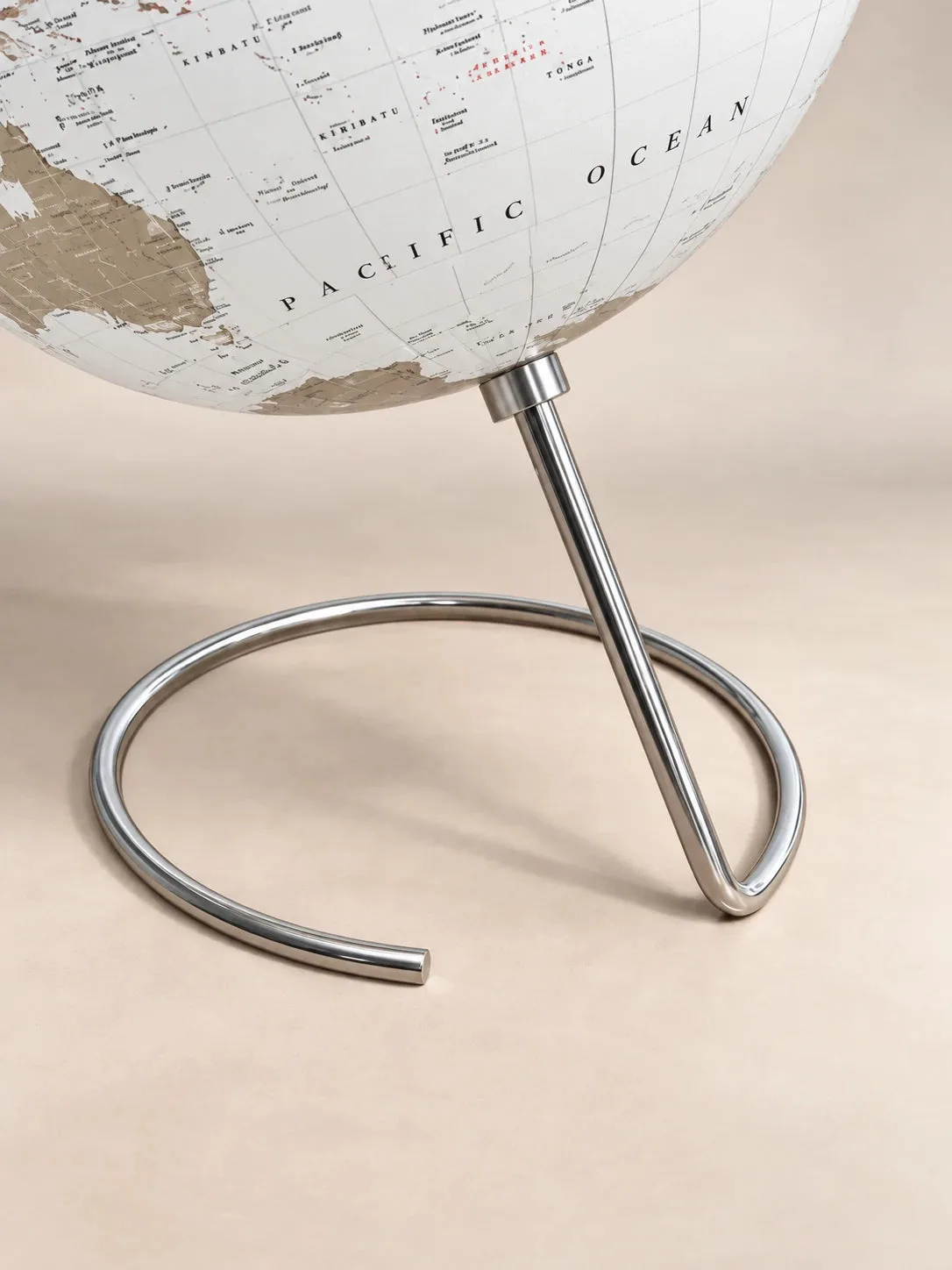 Détail du cadre chromé et de la sphère du globe Cosmo