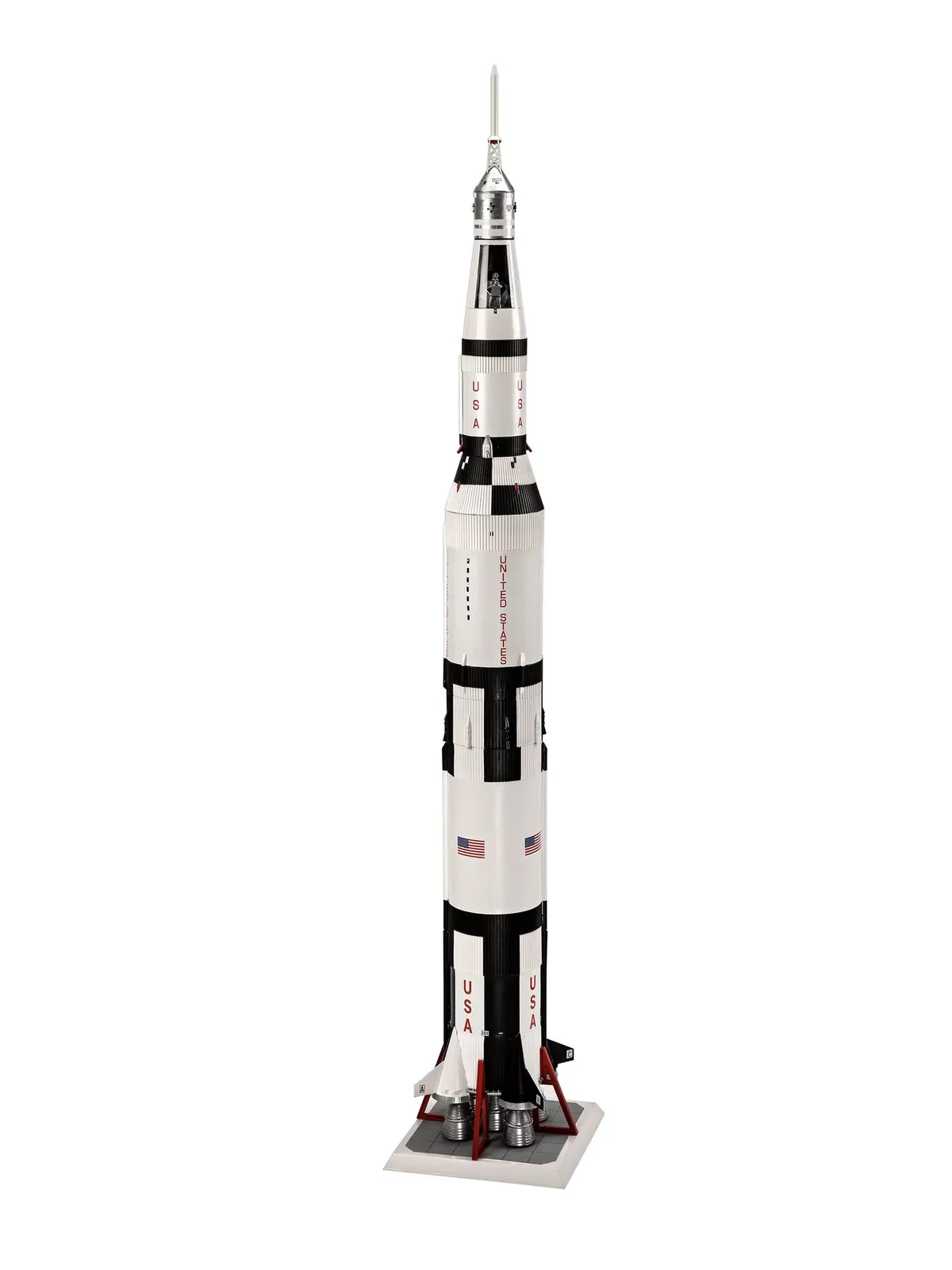 Maquette Revell de la fusée Saturn V montée sur son socle, au 1:96
