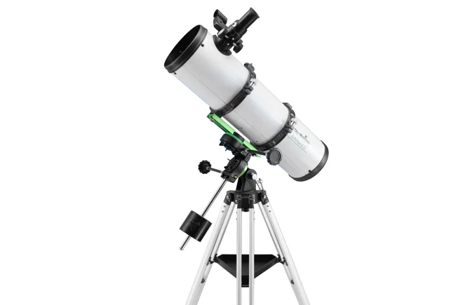 Télescope Sky-Watcher StarQuest-P130 blanc sur sa petite monture équatoriale et son trépied