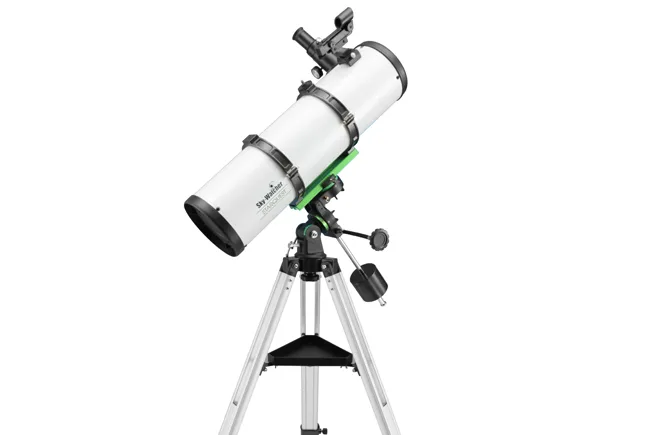 StarQuest-P130 vu sous un autre angle, avec le tube blanc incliné sur sa monture