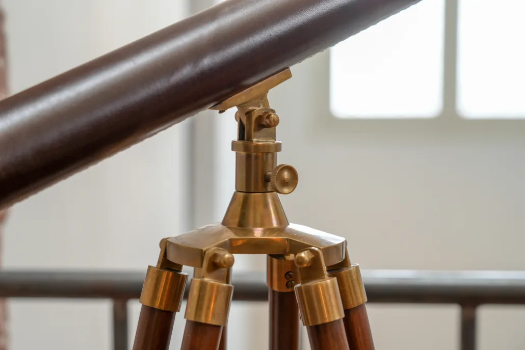 Détail du trépied en bois et laiton de l'Avalon et du tube gainé