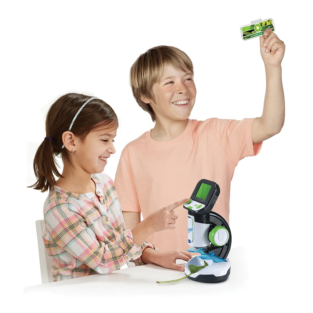Enfants utilisant le microscope vidéo interactif VTech Genius XL avec une lame illustrée
